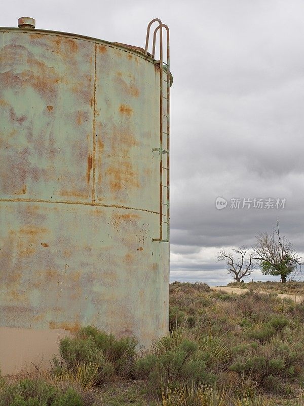 科罗拉多州阿马奇国家历史遗址生锈的旧水箱