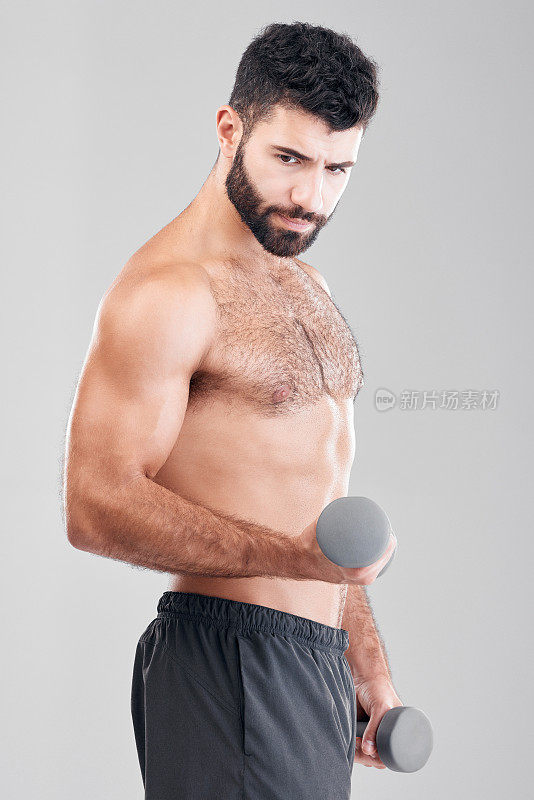 男人，健身和锻炼的哑铃在工作室孤立的灰色背景。运动思维，训练男性健美运动员与强壮的肌肉举重，锻炼或健身的力量。