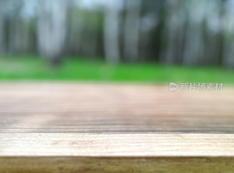 有风景的空木桌