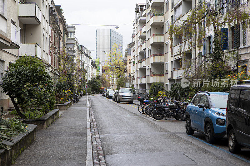 停在瑞士城市住宅区街道上的汽车