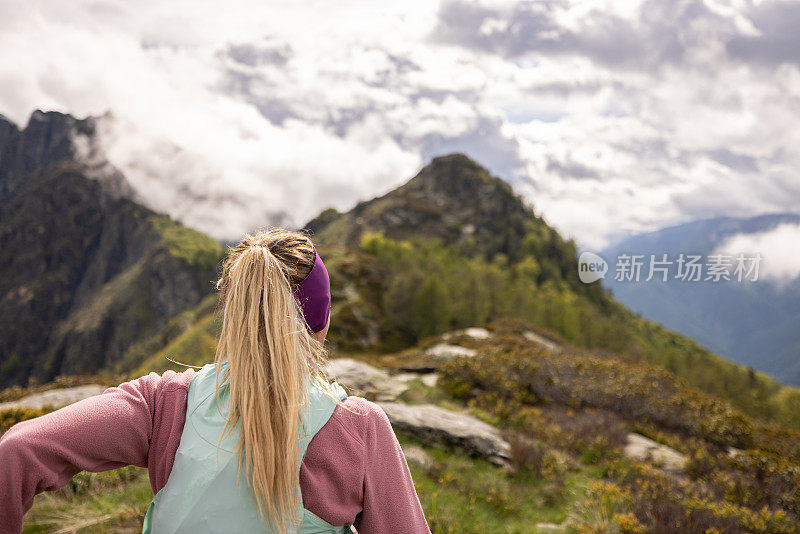 越野运动员穿越高山草地