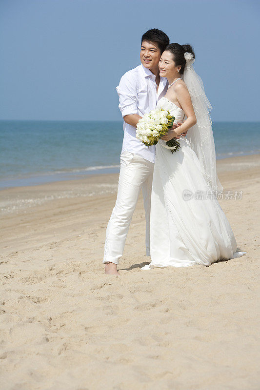 海滩浪漫婚纱情侣