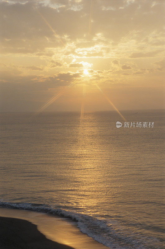 海上日出。神奈川县，三浦半岛，日本