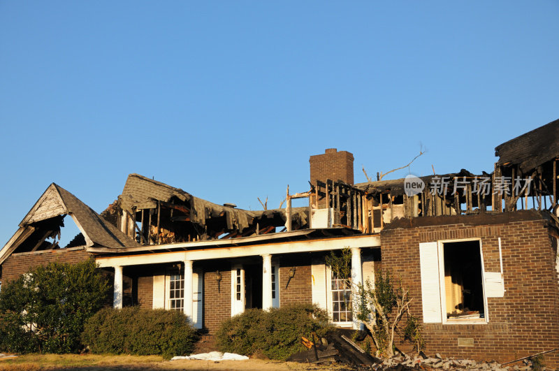 房屋被大火严重损毁