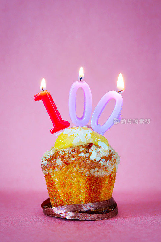 松饼和燃烧的生日蜡烛作为第100个