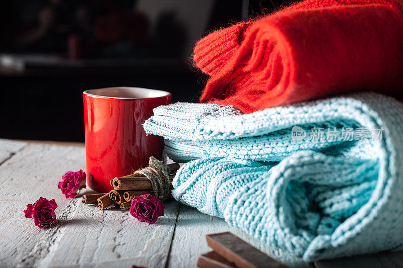 围巾，毛衣，再来杯热咖啡。