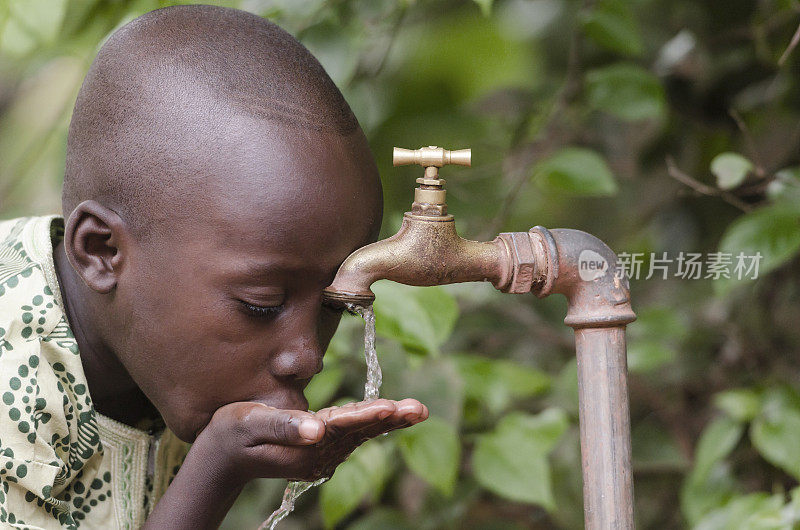 社会问题:需要清洁水的非洲男孩