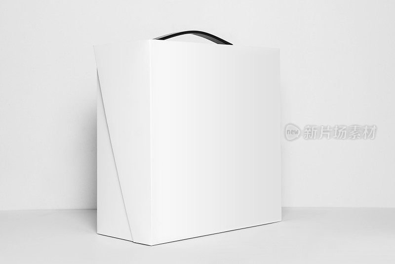 白色包装盒右侧带搬运手柄的模型，孤立在白色背景上