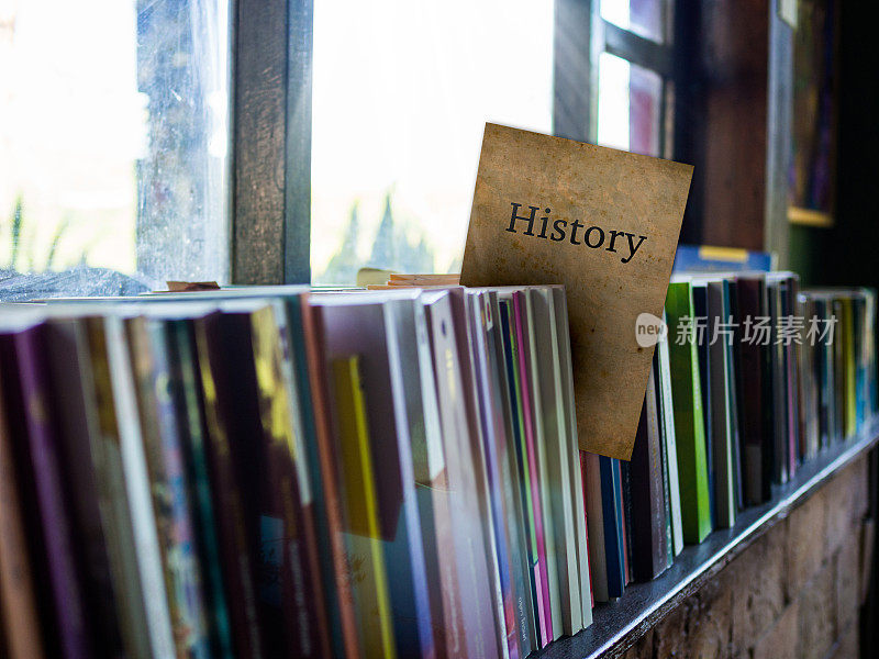 书架上的书封面上的历史，教育理念