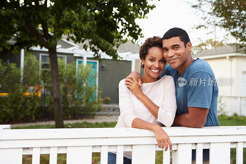年轻的非裔美国夫妇在屋外拥抱
