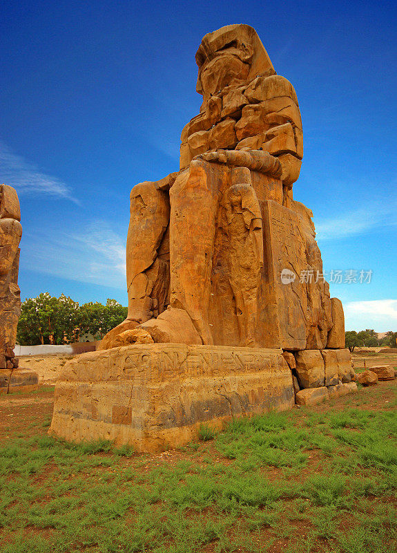 埃及卢克索帝王谷门农巨像