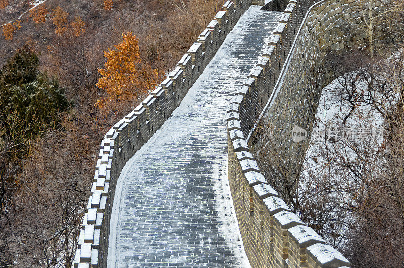 中国的长城覆盖着小雪