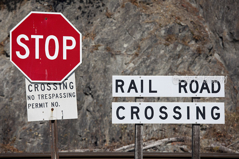 铁路轨道停止标志和铁路十字路口