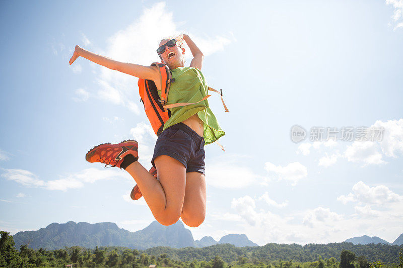 年轻健康的女人在空中徒步和跳跃