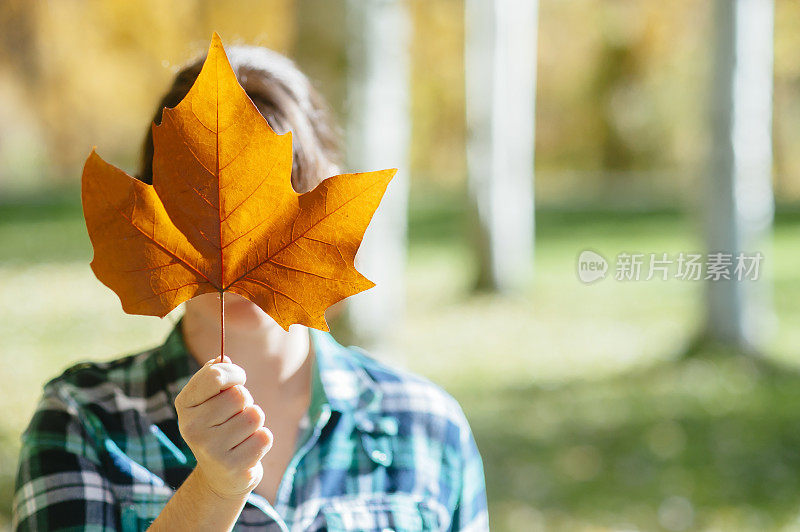 落叶落在一个女孩的面前