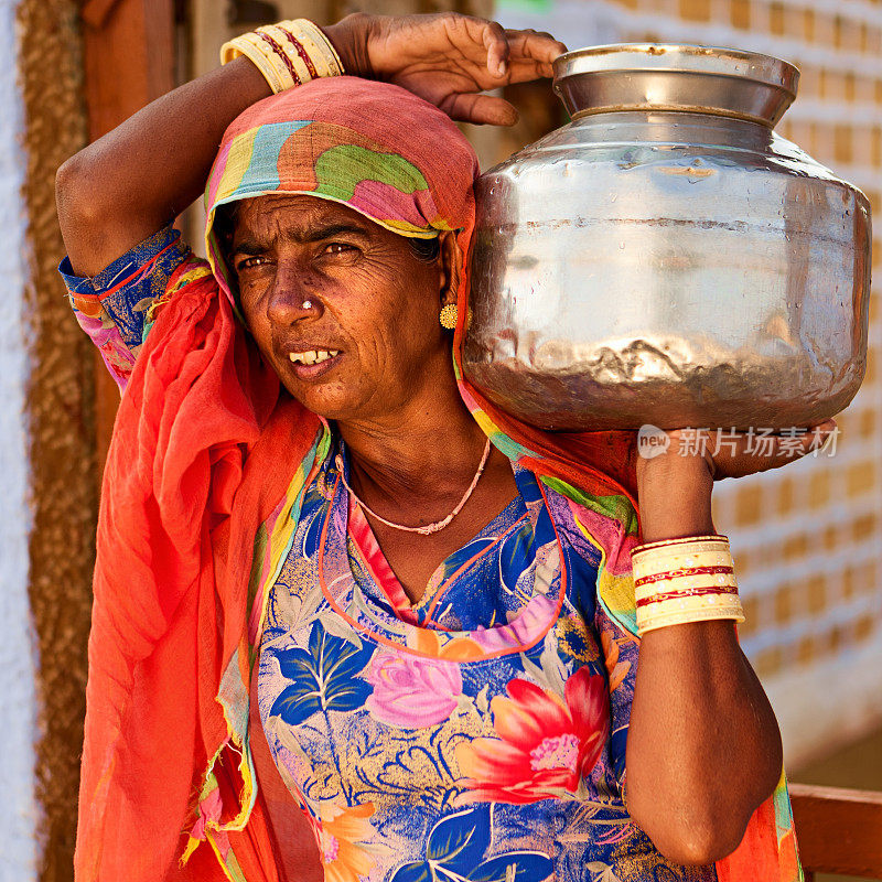 从井里打水的印度妇女