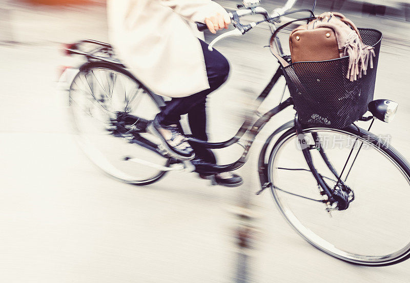 在城市里骑自行车的人