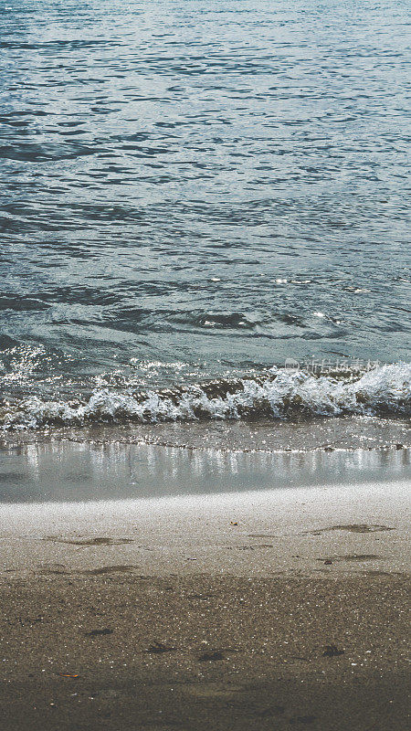 海滩的水面上有小波浪