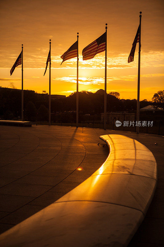 日出时，华盛顿纪念碑前的美国国旗。