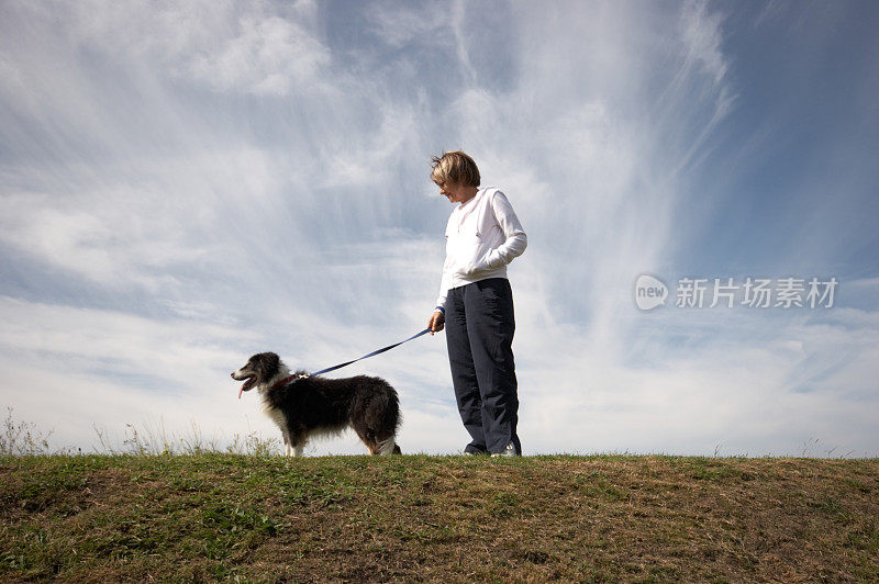 有边境牧羊犬侧视图的女人