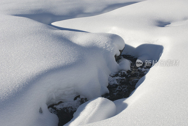 的雪山流