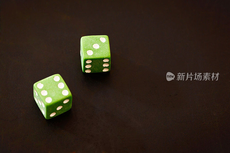 两个绿色骰子在黑色骰子上表示数到9
