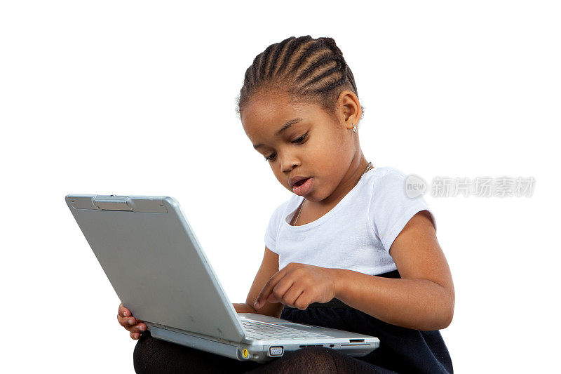 儿童在笔记本电脑上打字
