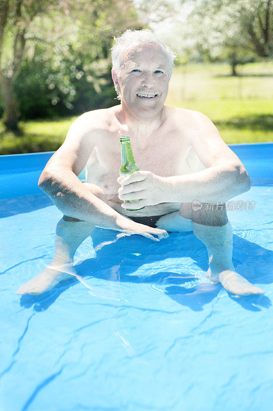 年长的男人用啤酒降温