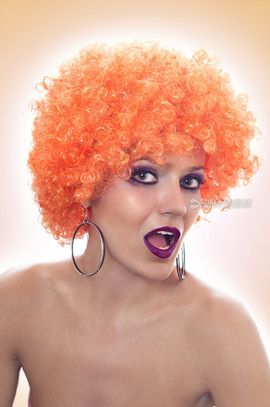 橙色假发的女人