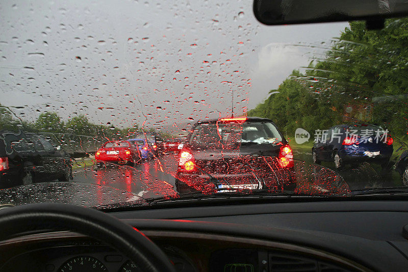 堵车的汽车被雨遮住了挡风玻璃
