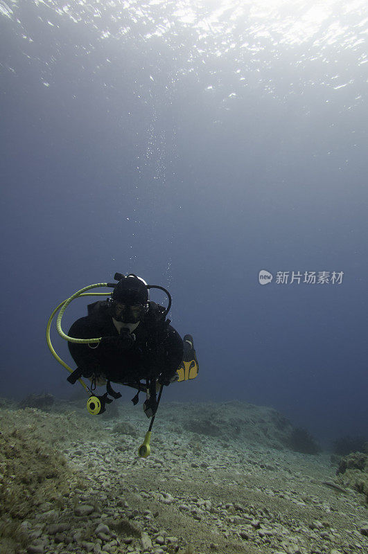 戴水肺的潜水员在水下