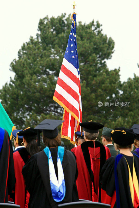 美国国旗在大学毕业典礼户外，复制空间