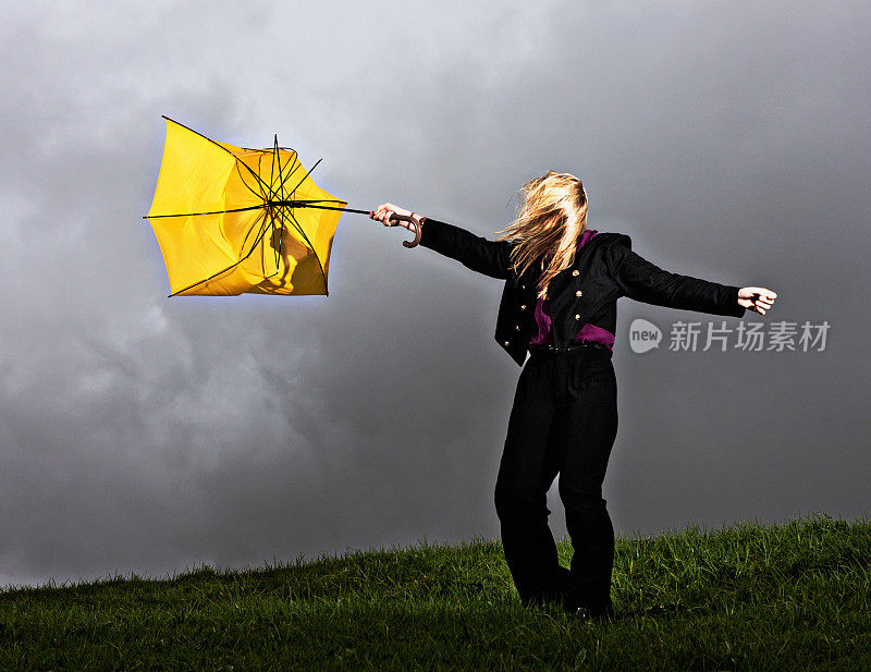 失控了!金发在雷雨中被吹走了