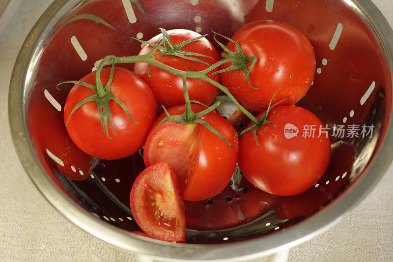 滤锅在厨房柜台上放着藤番茄