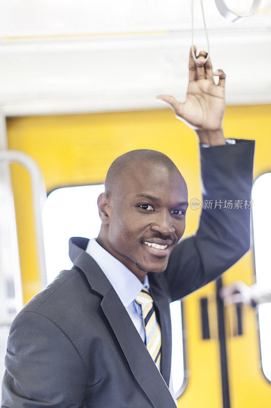 在火车上微笑的非洲商人