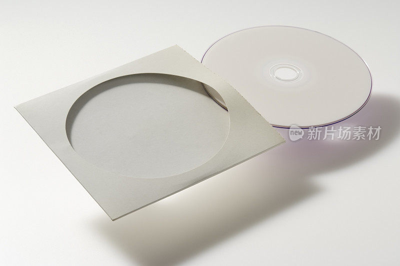 白色背景上的纸盒DVD的孤立镜头