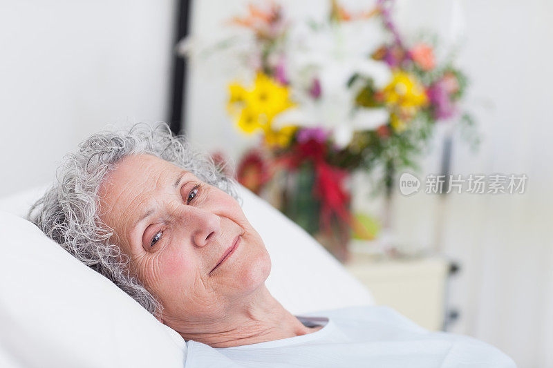 安详的老妇人躺在医院的病床上