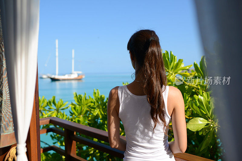 阳台上看海景的女人