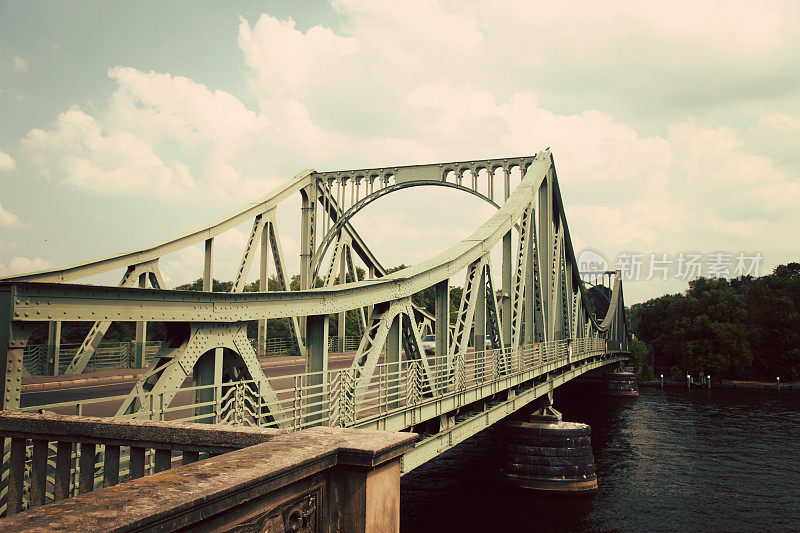横跨德国哈维尔河的布鲁克桥