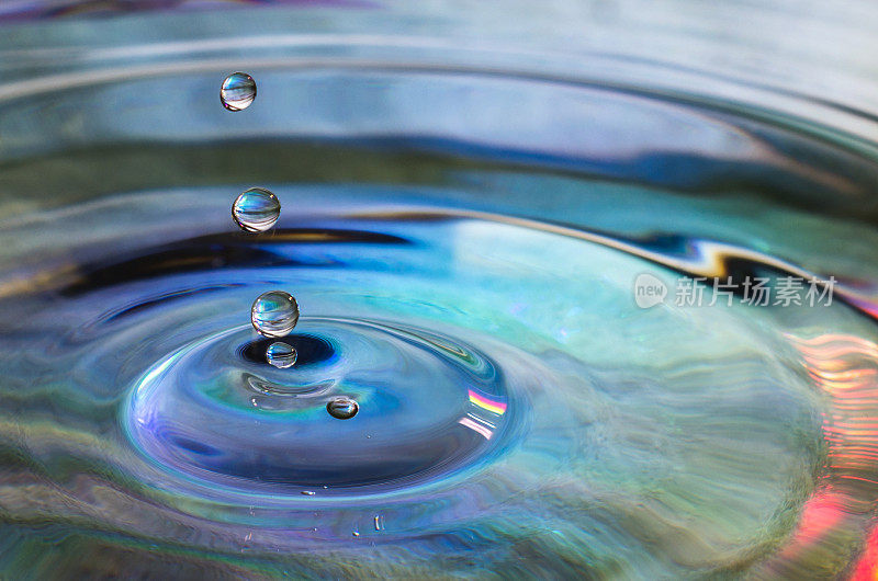 水滴落水蓝水滴仿太空虚景引力波