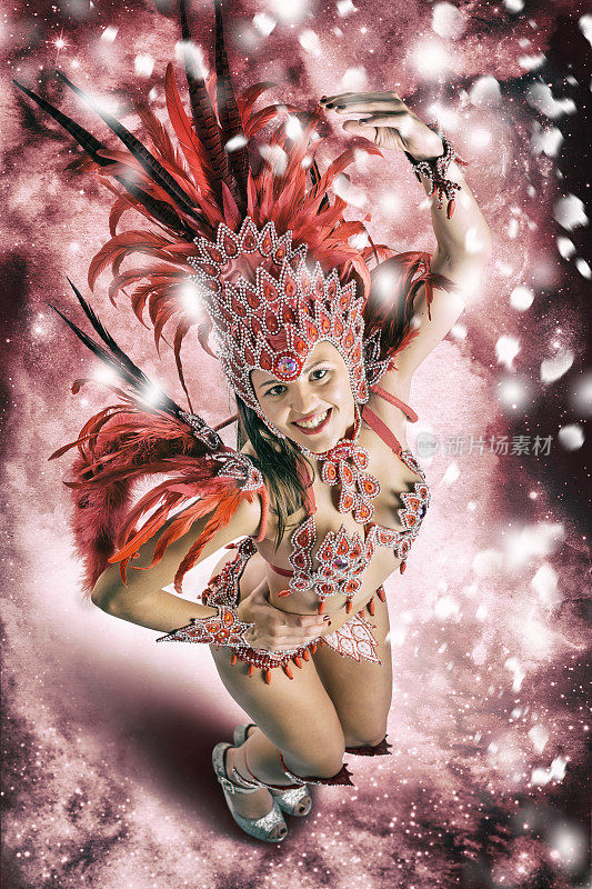穿着狂欢节服装的巴西女桑巴舞者