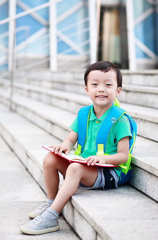 小男孩去上学