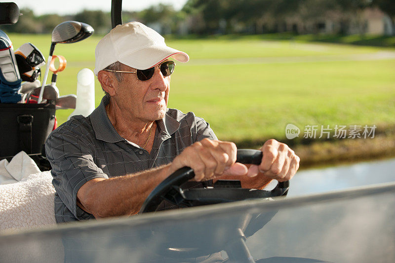 驾驶高尔夫球车的高级高尔夫球手