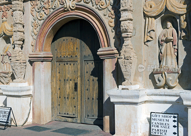 图森AZ附近的老教会的入口