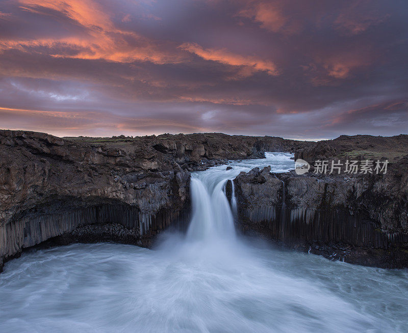 Aldeyjarfoss瀑布与戏剧性的日落，附近的Godafoss，冰岛