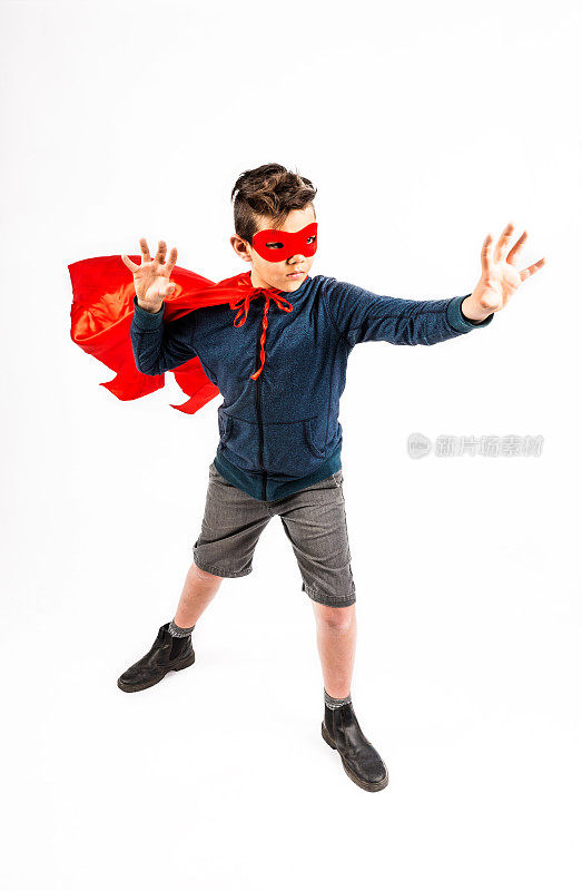 披着红色飘逸斗篷的超级英雄男孩。