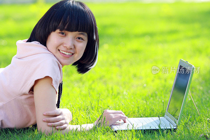 年轻的亚洲学生使用笔记本电脑