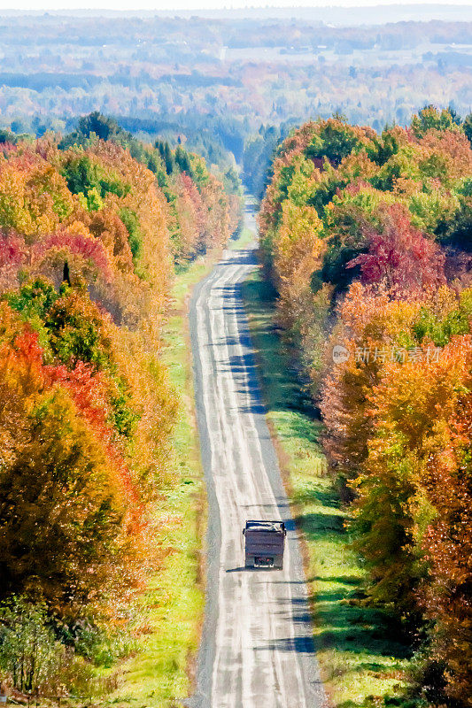 秋季公路上的卡车