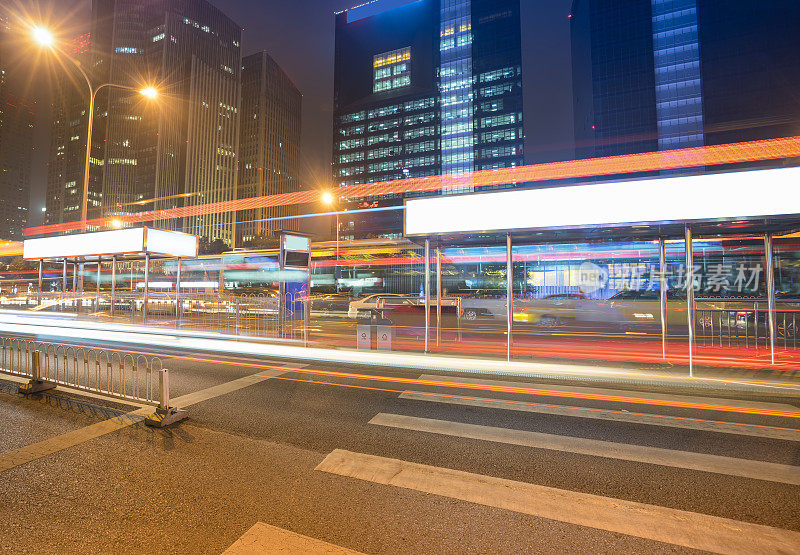 现代化的城市道路和夜间建筑