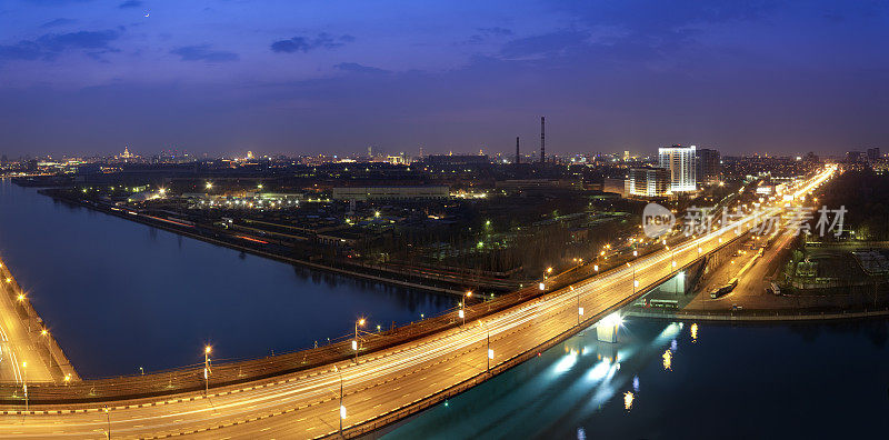 夜间莫斯科河上的公路桥。全景